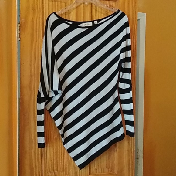 Derek Heart Asymmetrical Crew Neck Stripe Top - Picture 5 of 10